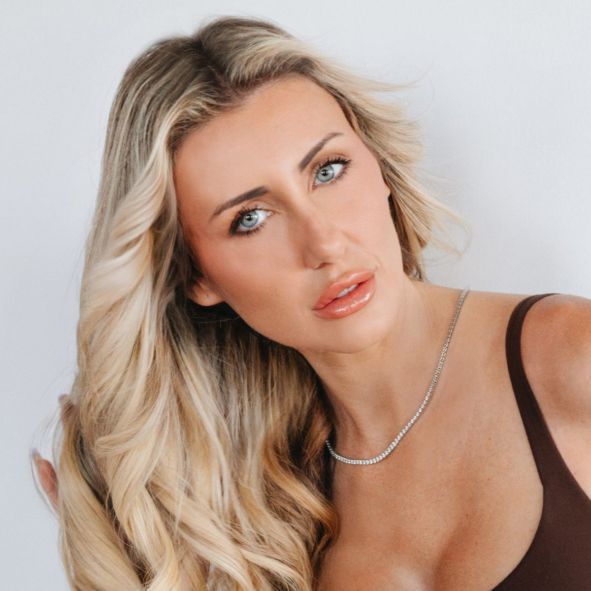 model is wearing shade butter blond Classic Blonde (#613)