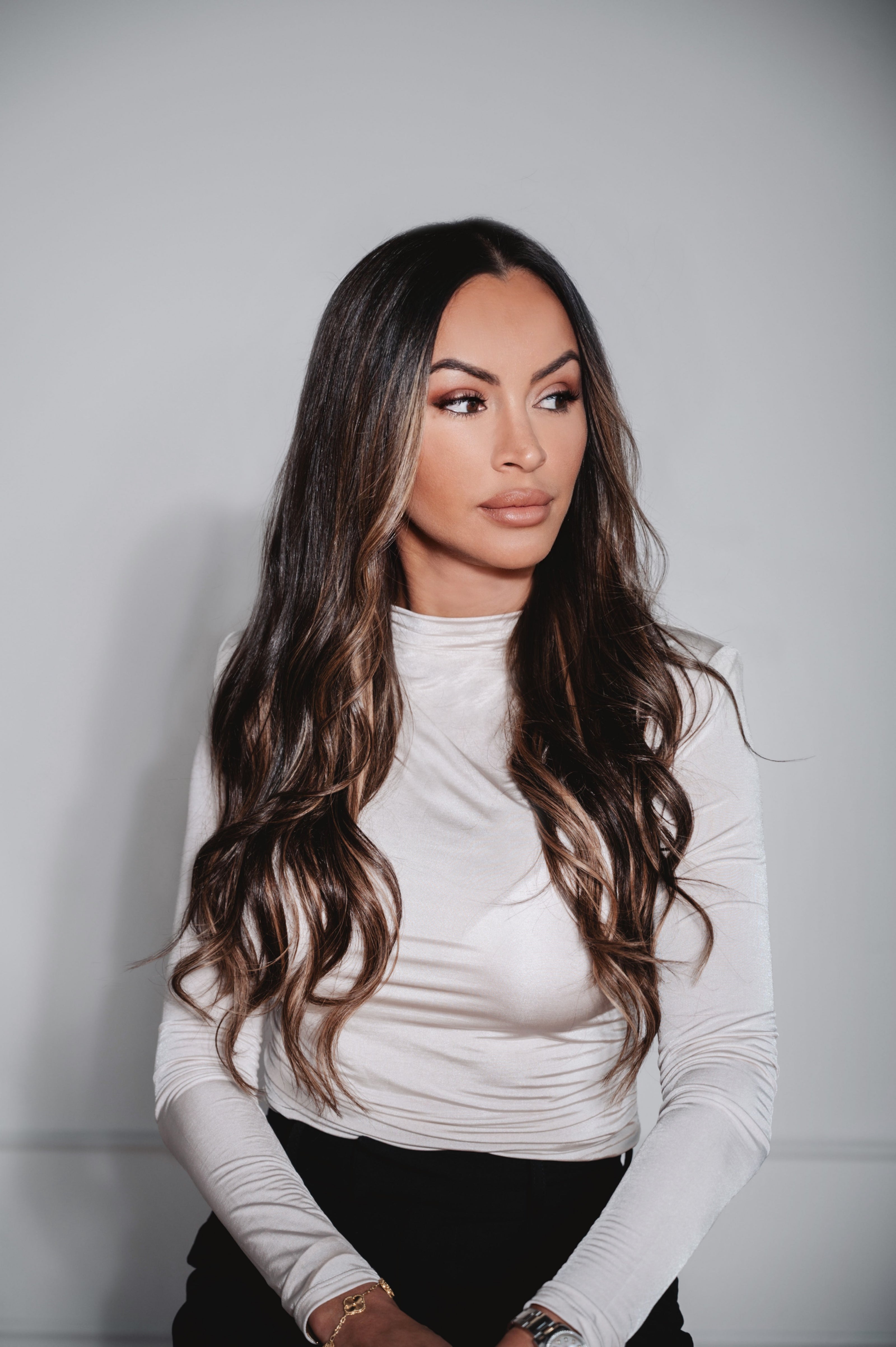 very beautiful Model is wearing very long Terracotta invisible clip in a full glam studio in Canada / Superbe mannequin portant de très longues extensions à clips invisibles Framed, nuance Terracotta, dans un studio glamour au Canada.