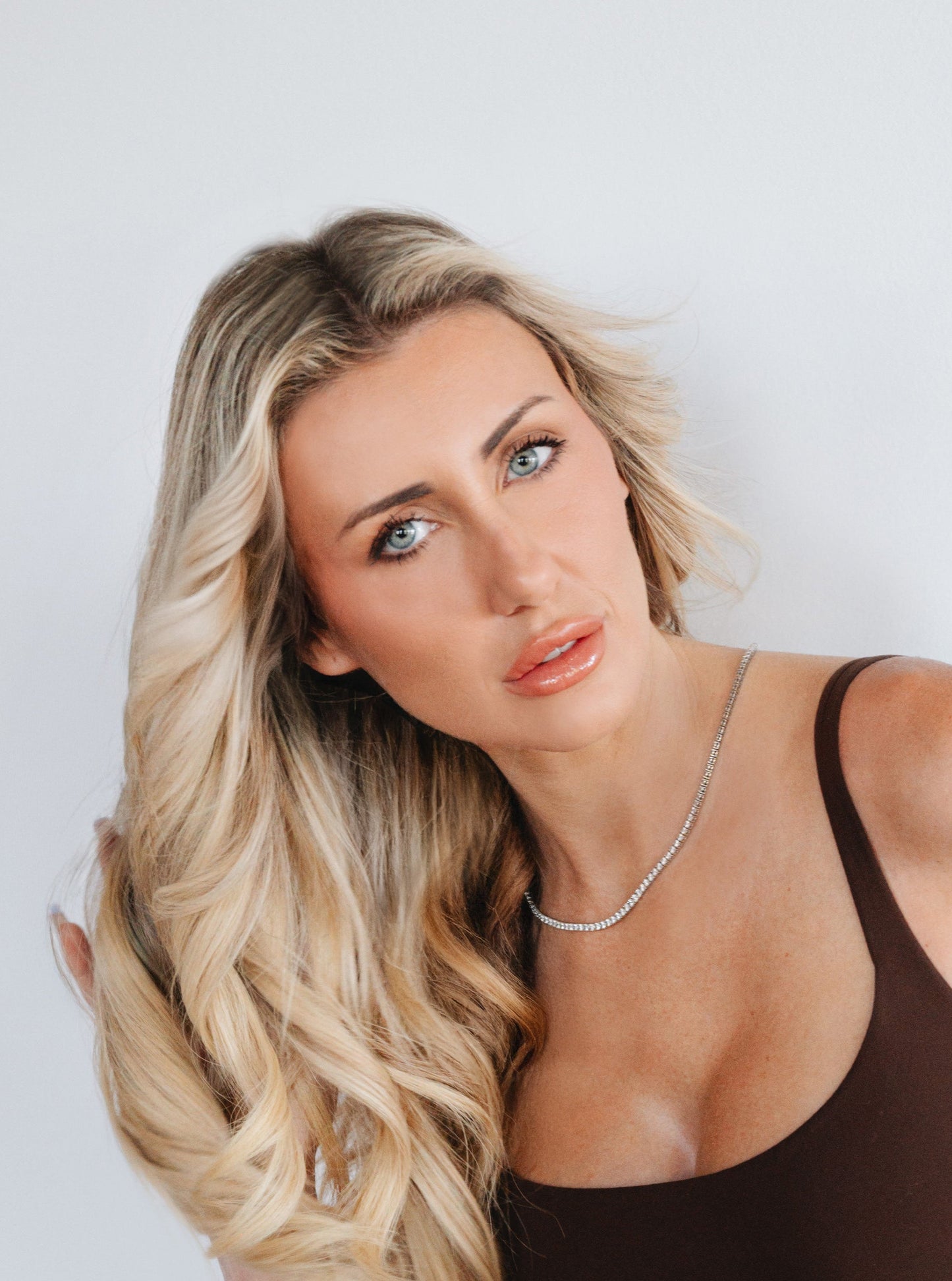 model is wearing shade butter blond Classic Blonde (#613)