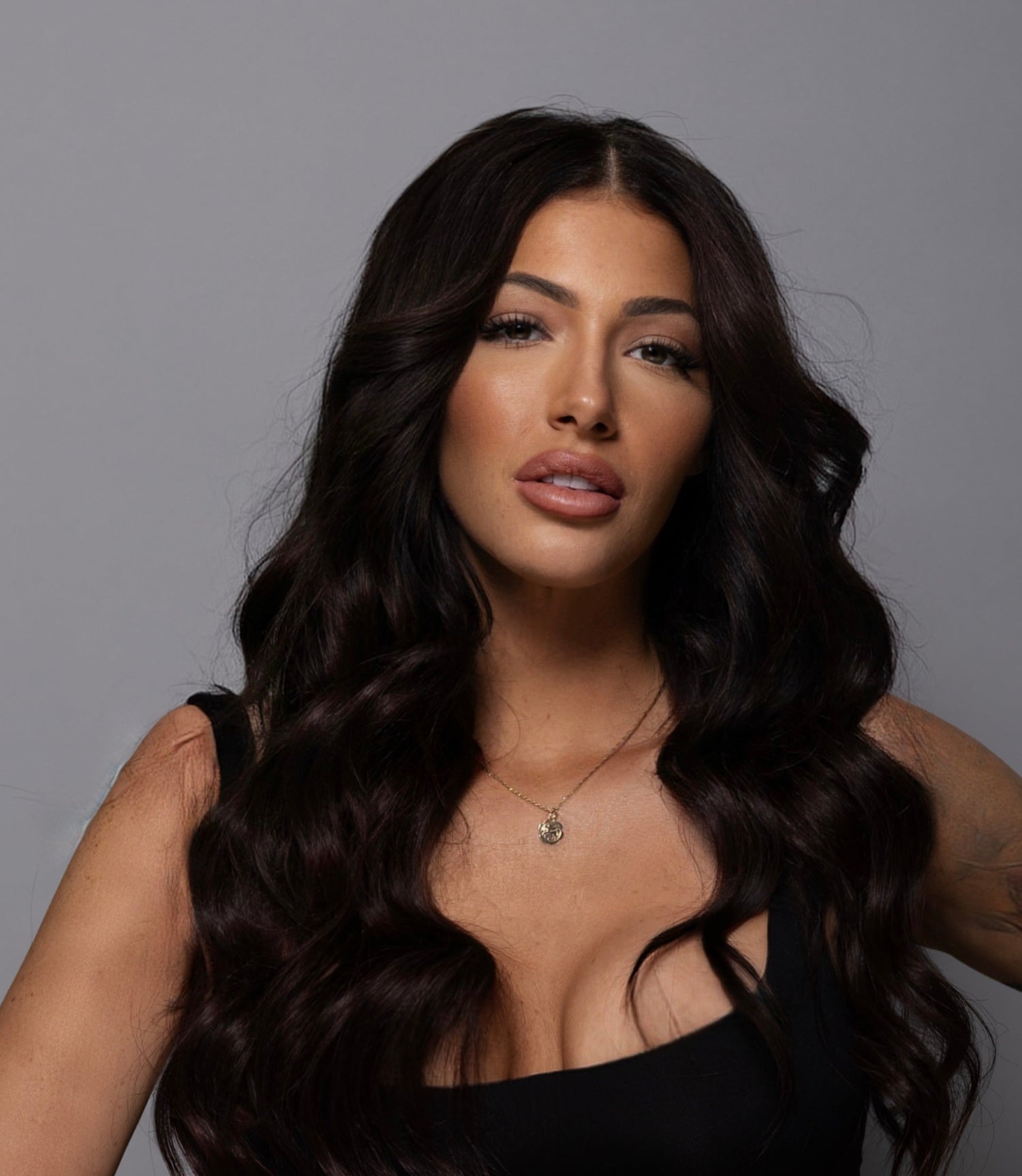 model empowerment wearing full volume #2 weft hair extension in a wavy texture in a studio in Canada